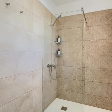 Recently Renovated, With Views, Barbecue And Outdoor Shower דירה