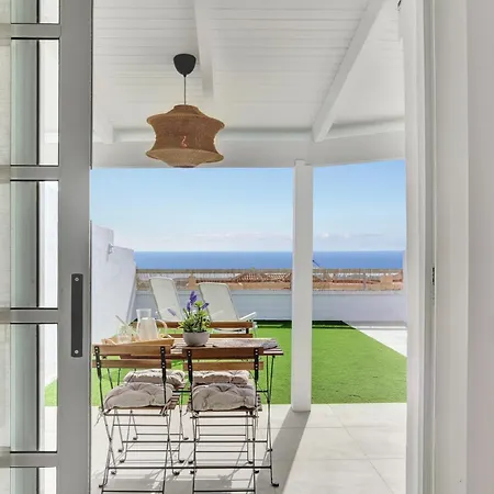 Recently Renovated, With Views, Barbecue And Outdoor Shower דירה