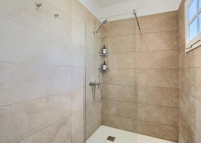 Recently Renovated, With Views, Barbecue And Outdoor Shower Apartment