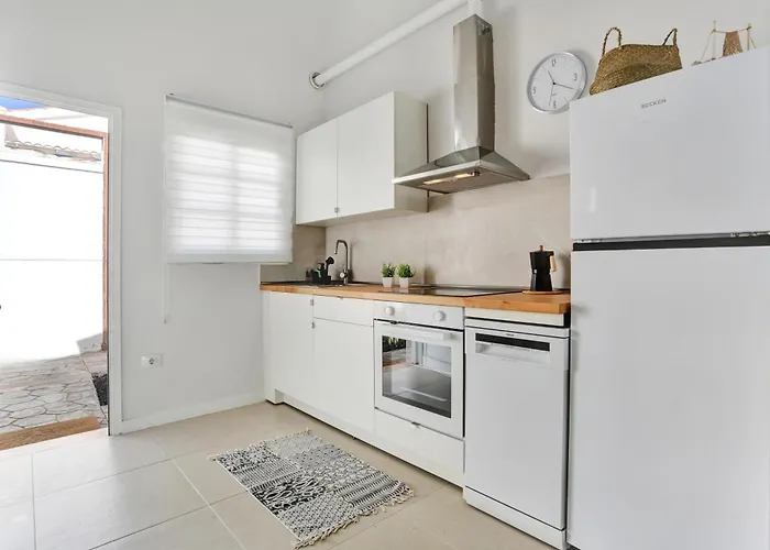 Recently Renovated, With Views, Barbecue And Outdoor Shower Apartment
